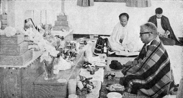 Offering+prayers+at+the+Shrine